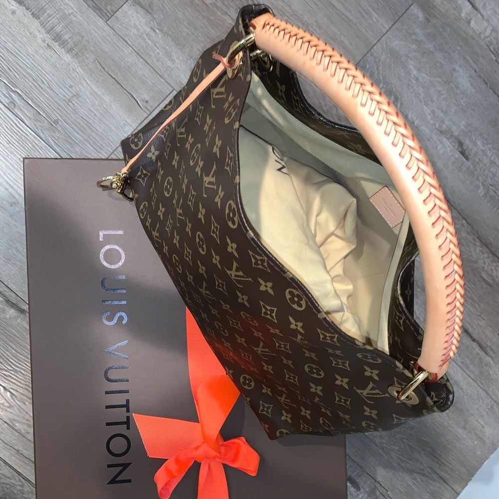 Beautiful, shoulder monogram canvas.